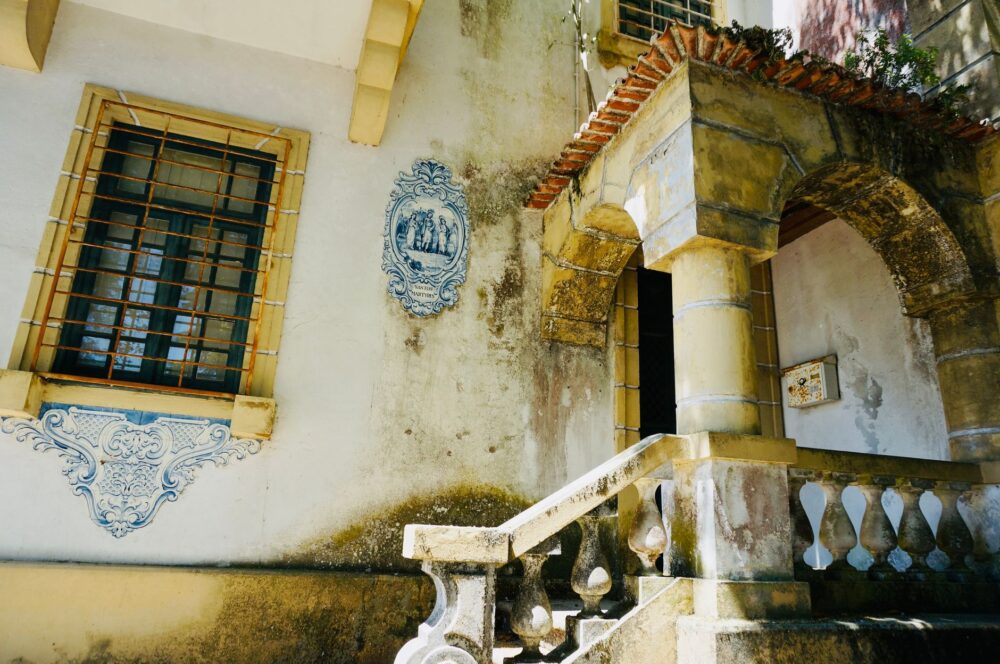 El latido de la cerámica vidriada: azulejo, óxido y memoria en los obradores de Aveiro