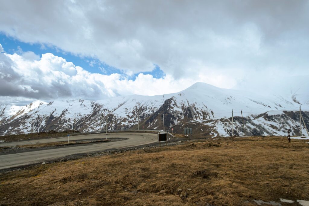 El laberinto ferroviario de la ruta alpina: locomotoras de cremallera, túneles de base y la frágil conectividad de un paso milenario