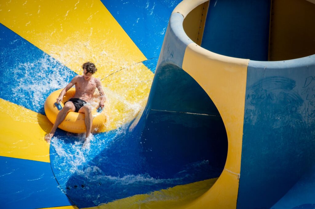 El mapa de la adrenalina y el ocio: una travesía por los grandes parques de España