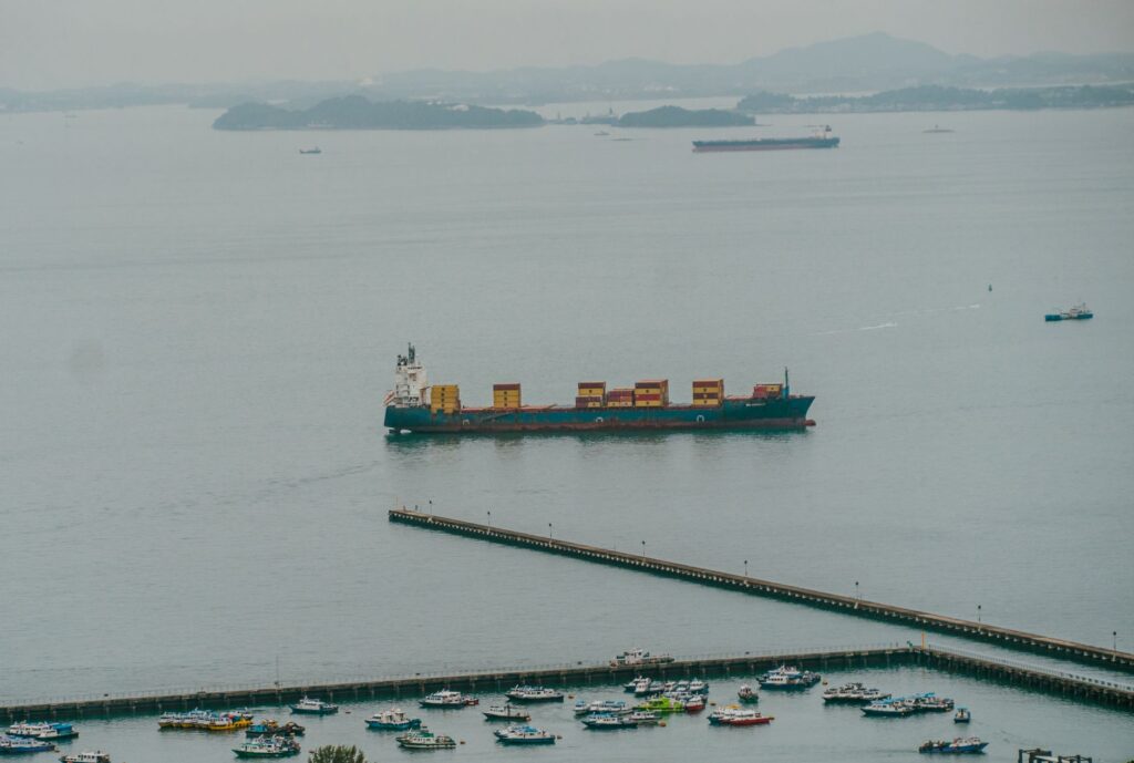 El laberinto intermodal del archipiélago de las islas Comoras: lanchas de fibra, pistas de basalto y la frágil conectividad del canal de Mozambique
