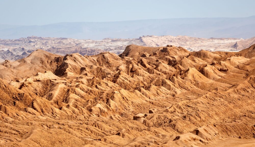 El Ferrocarril de la Cuenca del Cobre: Ingeniería minera y conectividad ferroviaria en el desierto de Atacama