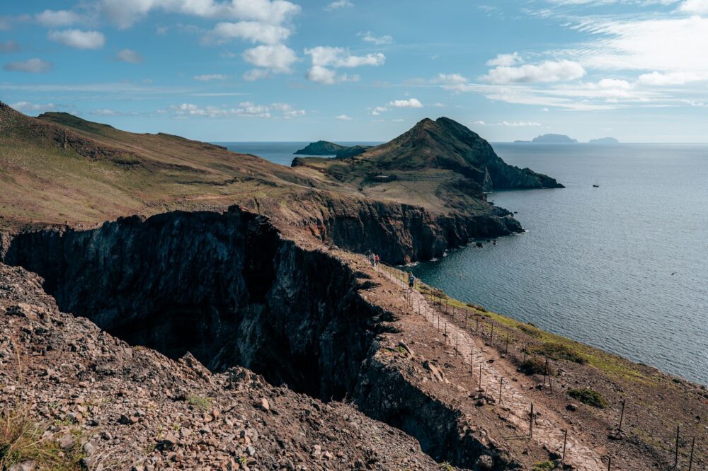 El latido meridional del archipiélago de Madeira: Levadas de cumbre, túnelería histórica y la conectividad insular de los acantilados atlánticos