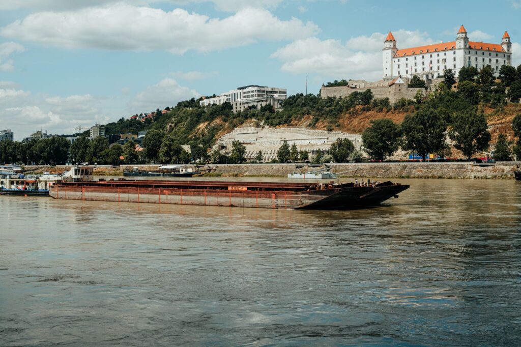 La Travesía del Río Danubio en Barcaza de Carga: Guía de Navegación Fluvial y Logística Náutica por el Eje del Viejo Continente