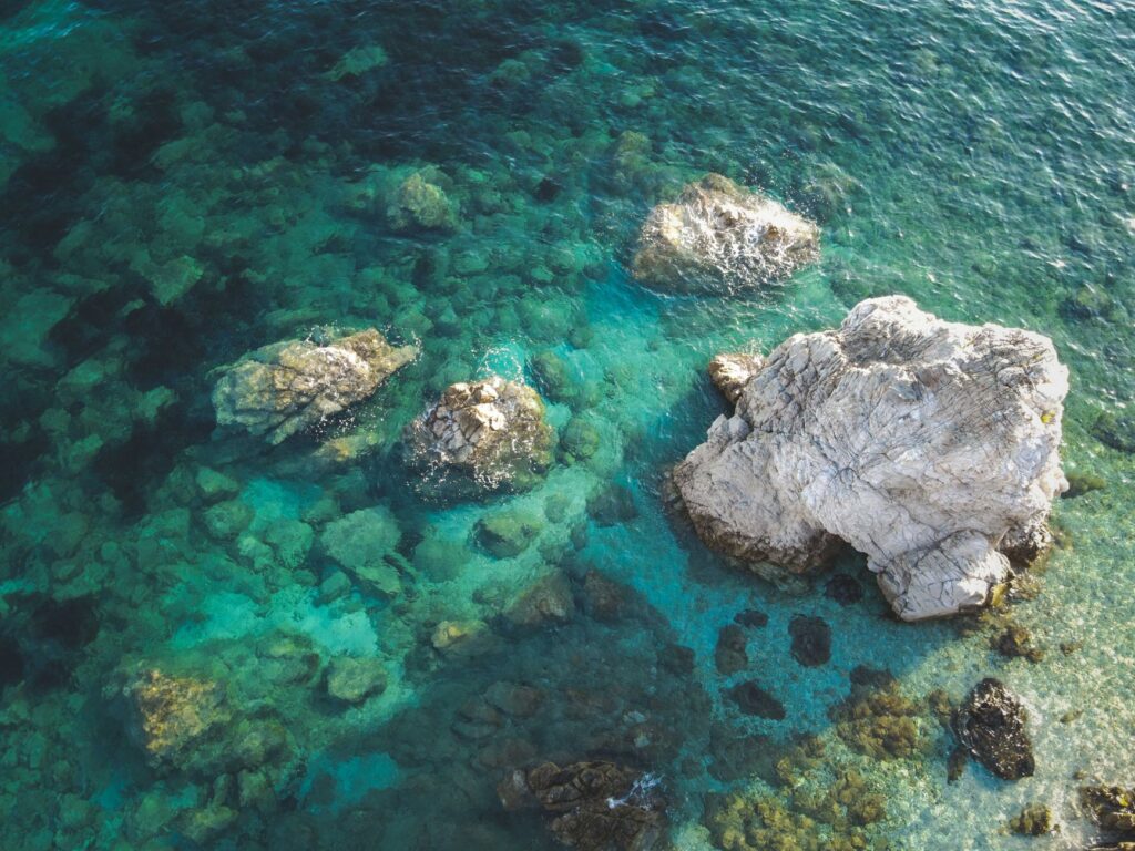 La Travesía del Estrecho de Bonifacio en Velero: Guía de Navegación Oceánica y Logística Náutica entre Córcega y Cerdeña