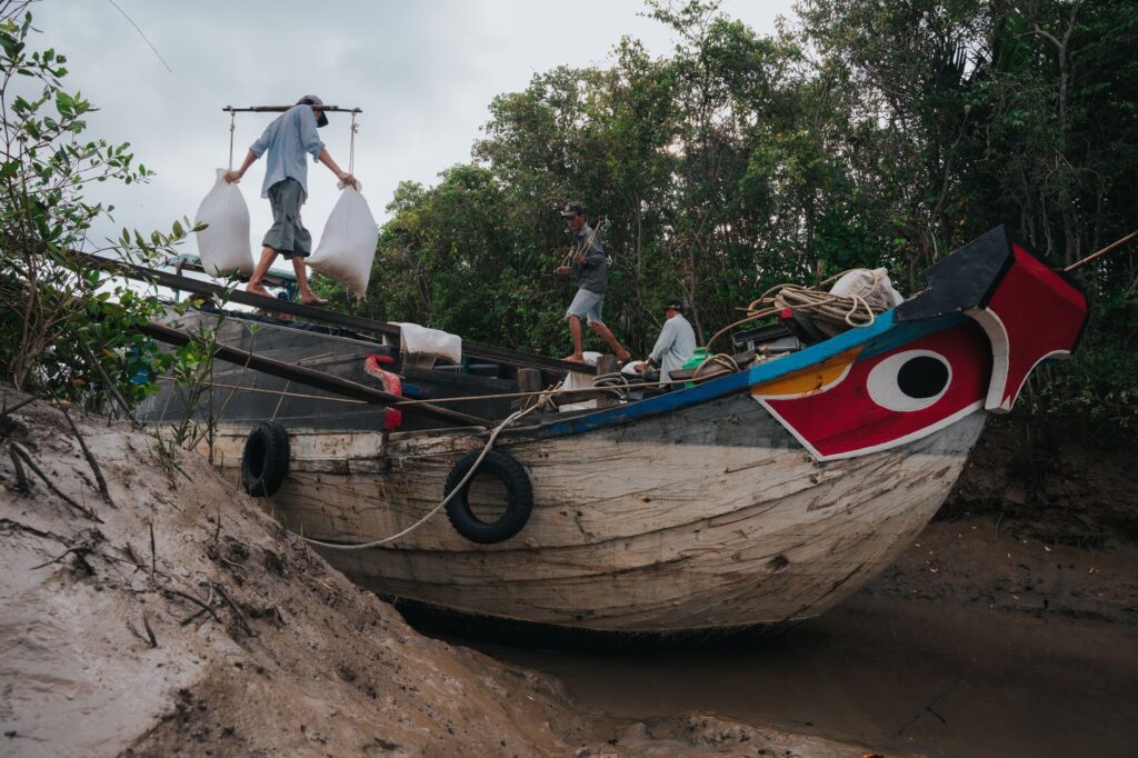 El laberinto de piedra y marea: la ingeniería oceánica y el transporte en la ruta interinsular de las islas Cook
