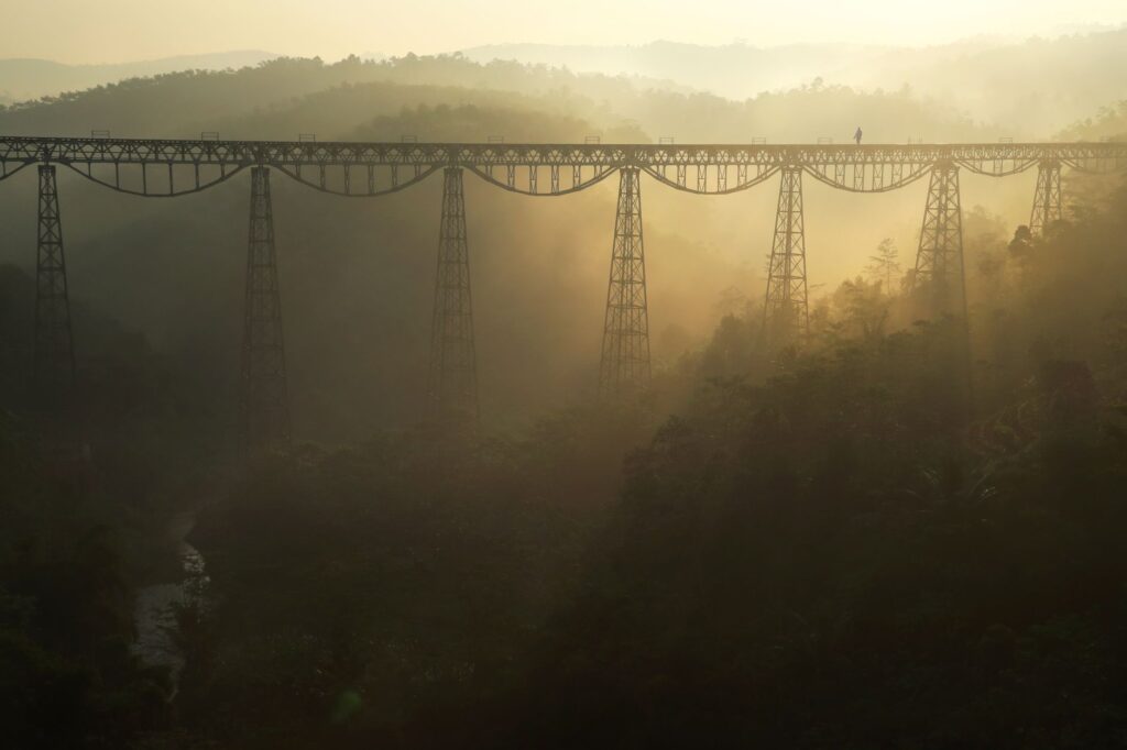 El laberinto ferroviario de las tierras altas de Sumatra: locomotoras de cremallera, selva tropical y la frágil conectividad de la línea de West Sumatra
