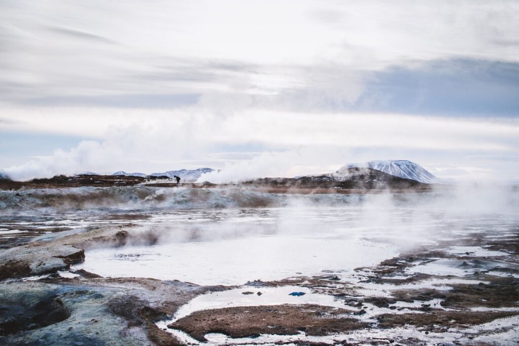 El latido secreto de las tundras de Reikiavik: hidroterapia geotérmica y arquitectura de basalto en los valles de Islandia