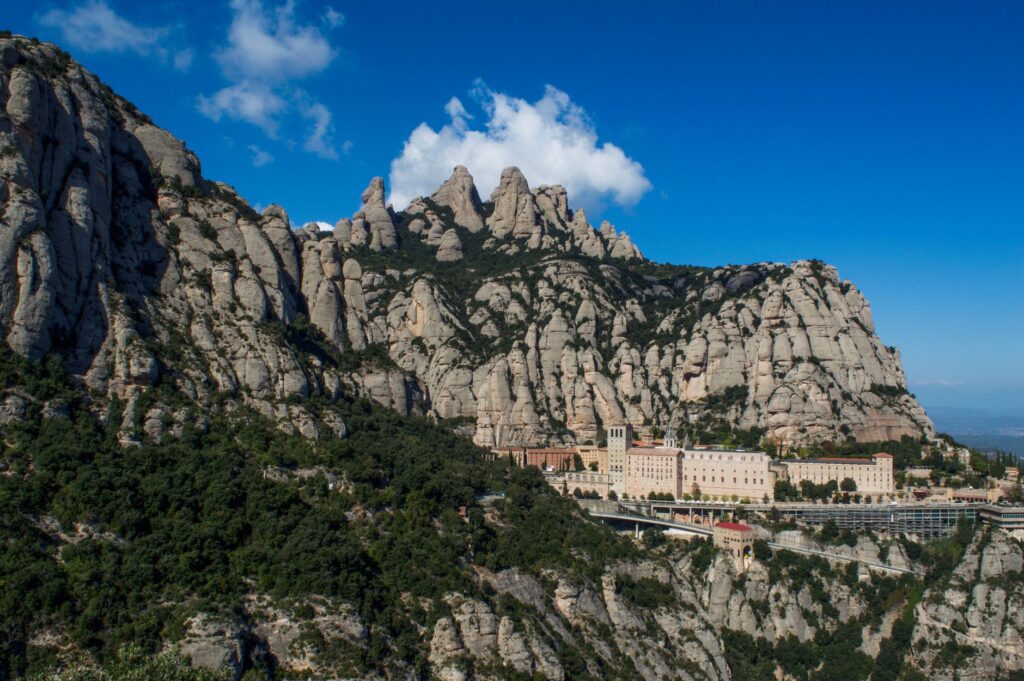 El laberinto de piedra y niebla: La odisea del tren cremallera de Montserrat