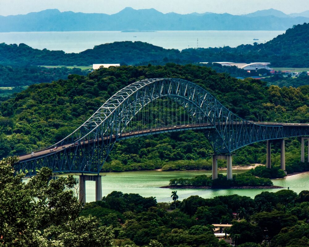 El puente de los mil matices: Arquitectura, diplomacia y diseño compartido entre Canadá y México