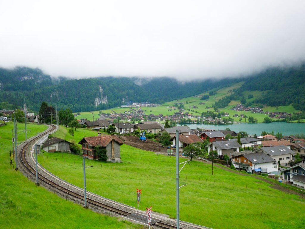 La Red Alpina: Conectividad, Trenes Escénicos y Logística en los Alpes Suizos