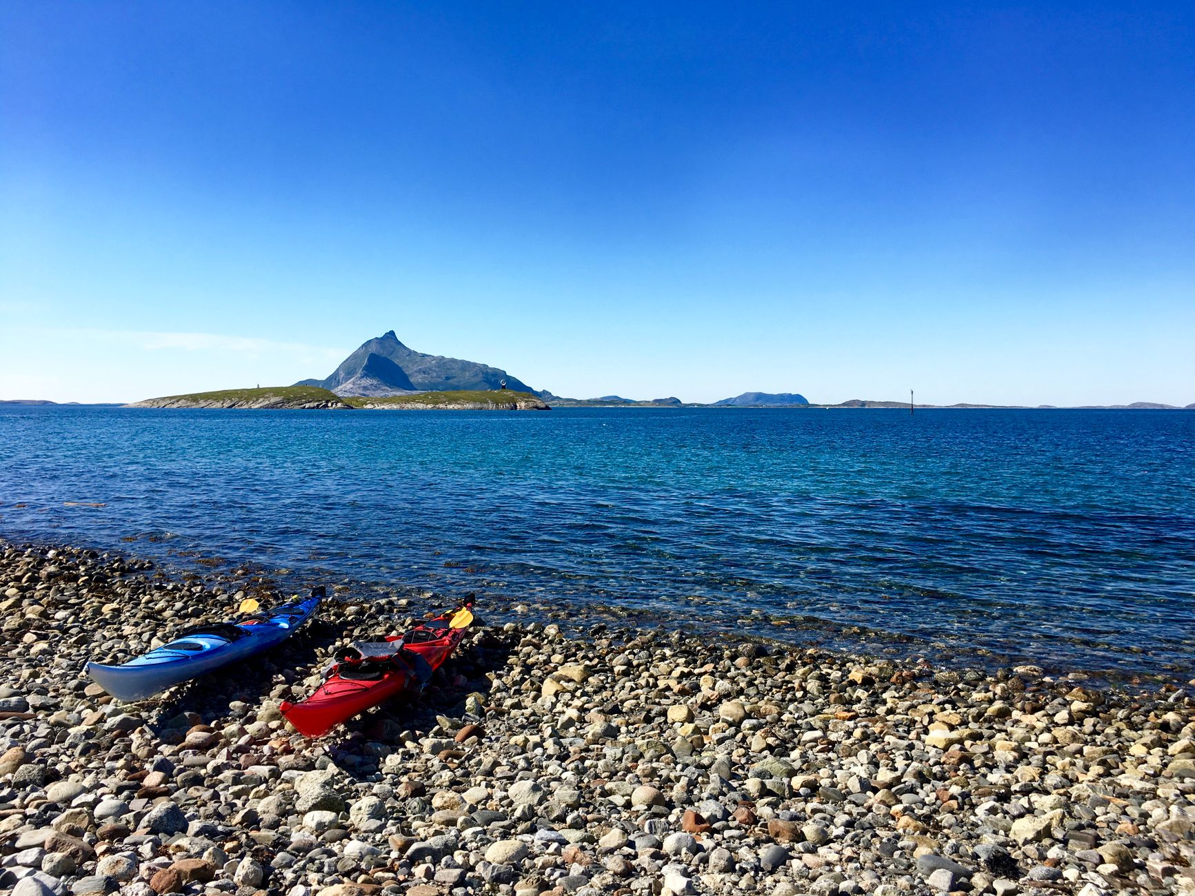 La Travesía del Archipiélago de Lofoten en Kayak de Mar: Guía de Expedición y Navegación Costera por el Círculo Polar