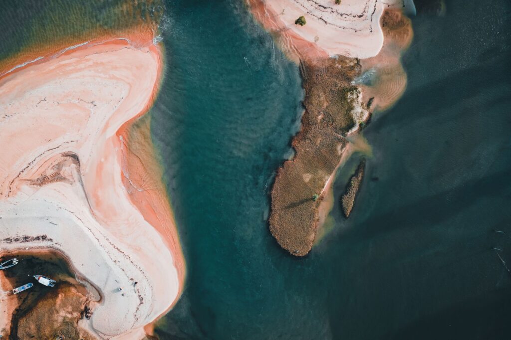 El laberinto de la marea y la cal: la odisea fluvial del archipiélago de los Bijagós y la soberanía anfibia de las piraguas