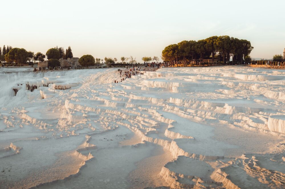 El silencio milenario de los baños de vapor de Pamukkale: hidroterapia travertina y arquitectura clásica en las terrazas de Anatolia