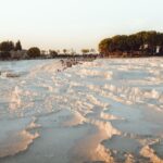 El silencio milenario de los baños de vapor de Pamukkale: hidroterapia travertina y arquitectura clásica en las terrazas de Anatolia