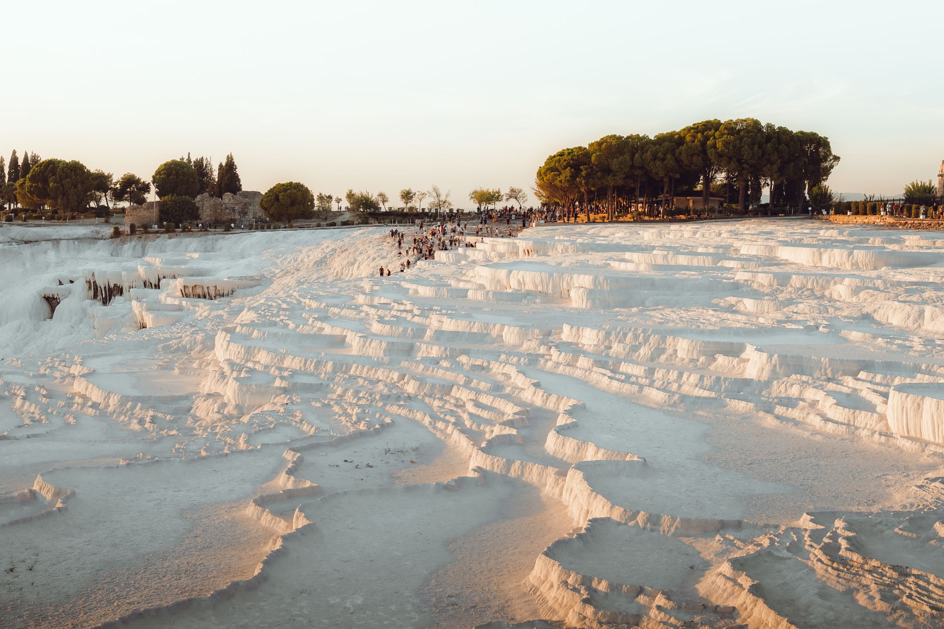 El silencio milenario de los baños de vapor de Pamukkale: hidroterapia travertina y arquitectura clásica en las terrazas de Anatolia