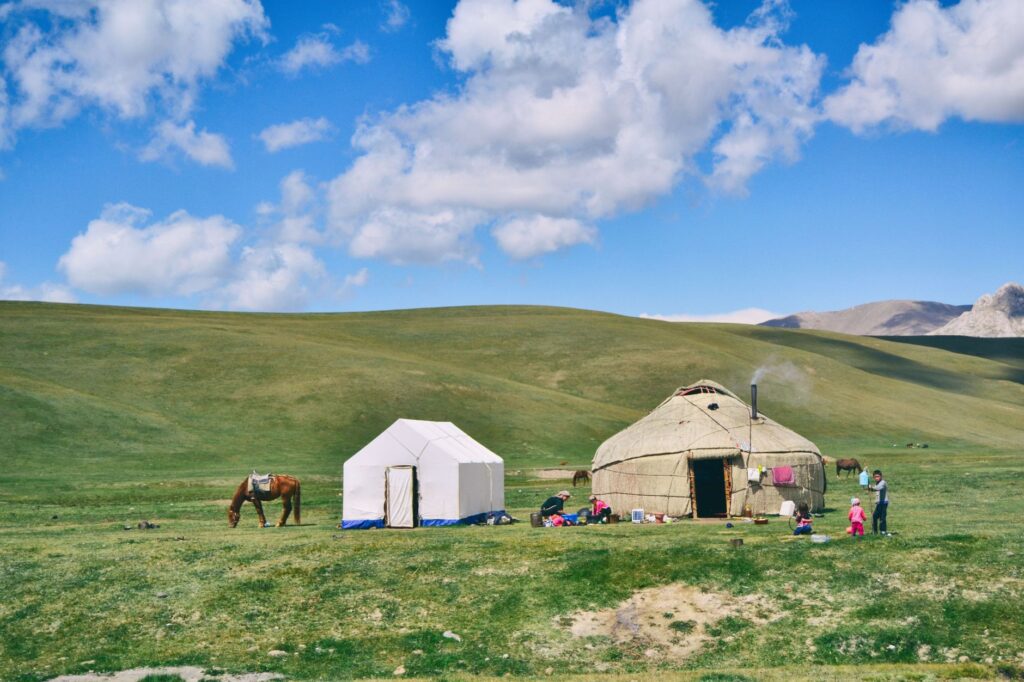 El Renacimiento de la Ruta del Té y los Caballos: Estrategias, Conectividad y el Desafío del Viaje de Aventura en Asia Central