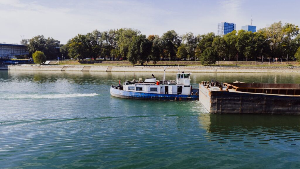 El latido meridional del Danubio: Puertos fluviales, esclusas colosales y la conectividad transfronteriza del Bajo Danubio
