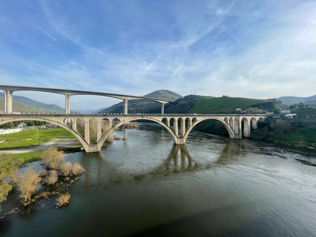 El latido vertical del valle del Duero: ingeniería ferroviaria y arquitectura de bancales en el norte de Portugal