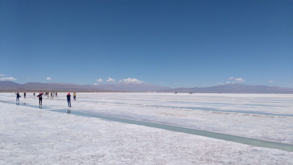 El laberinto de las lagunas altoandinas: cómo la conectividad solar y las rutas comunitarias transforman el transporte en la Reserva Nacional Salinas y Aguada Blanca