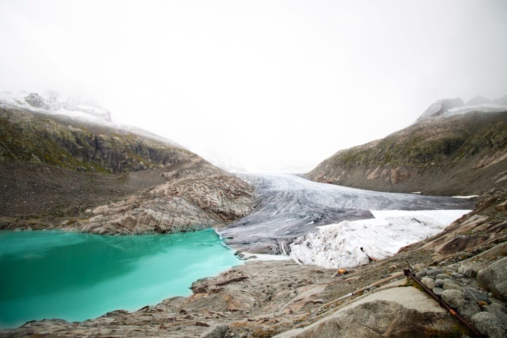 El Ferrocarril del Bernina: Ingeniería de glaciares, logística alpina y la conectividad ferroviaria histórica entre Suiza e Italia