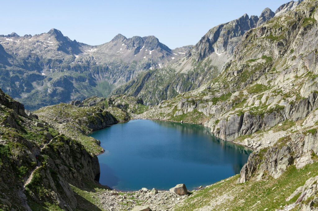 El refugio del rebeco pirenaico en los valles altos del Parque Nacional de Aigüestortes: biología, morfogénesis glaciar y conservación en las cumbres de Lérida