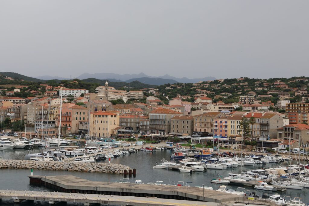 El Tren de la Costa Azul y el litoral provenzal: Ingeniería ferroviaria, viaductos sobre el Mediterráneo y conectividad litoral en el sur de Francia