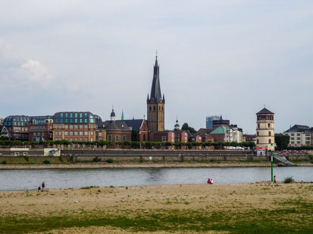 El Ferrocarril del Rin y los Valles de Pizarra: Ingeniería fluvial, logística centroeuropea y la conectividad ferroviaria histórica entre Colonia y Maguncia