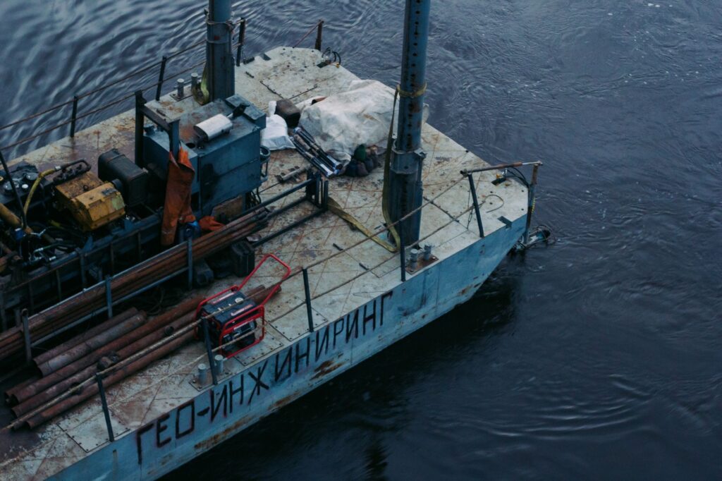 El laberinto intermodal del archipiélago de las islas de la Muerte: barcazas de marea, muelles de madera y la frágil conectividad de un santuario austral