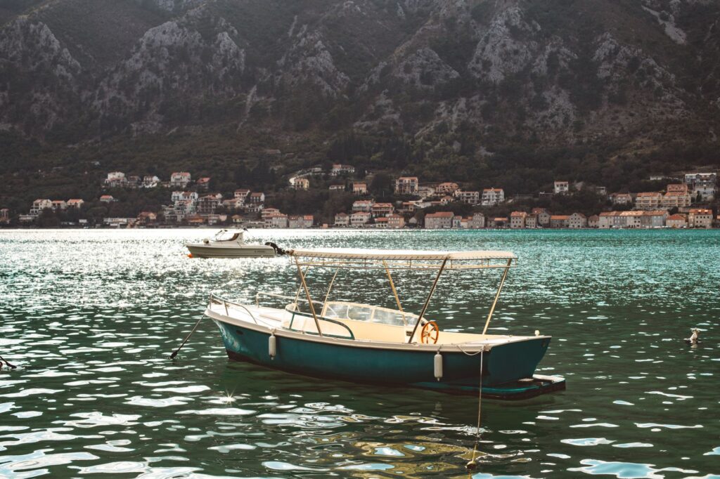 El pulso submarino de los fiordos de Kotor: ingeniería marítima y arquitectura defensiva en la bahía de Montenegro