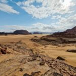 El laberinto intermodal del Wadi Hadhramaut: Caravana, camiones cisterna y la frágil conectividad de los valles fluviales en el sur de Arabia