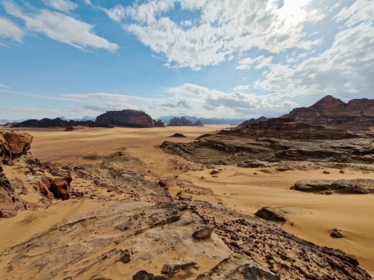 El laberinto intermodal del Wadi Hadhramaut: Caravana, camiones cisterna y la frágil conectividad de los valles fluviales en el sur de Arabia