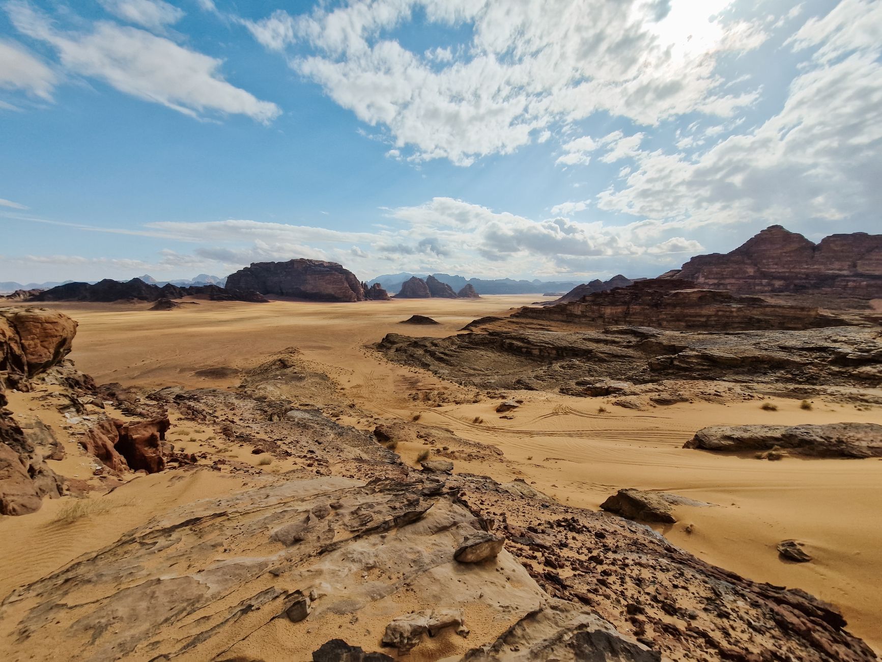 El laberinto intermodal del Wadi Hadhramaut: Caravana, camiones cisterna y la frágil conectividad de los valles fluviales en el sur de Arabia