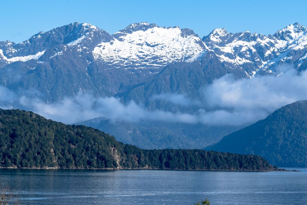 El laberinto oceánico de los fiordos de Fiordland: conectividad náutica, aviación de montaña y la odisea logística en la costa suroccidental de Nueva Zelanda