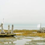 El silencio milenario de los fiordos de Haida Gwaii: navegación de bajura y arquitectura totémica en el archipiélago boreal