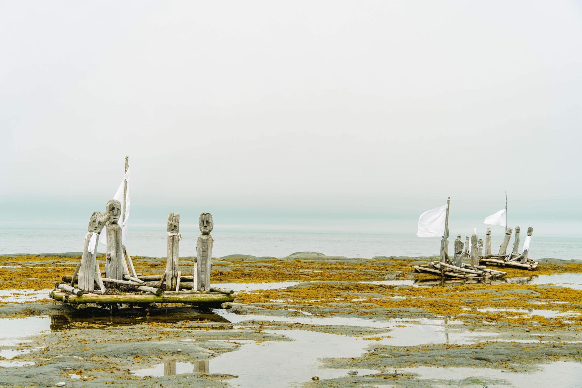 El silencio milenario de los fiordos de Haida Gwaii: navegación de bajura y arquitectura totémica en el archipiélago boreal