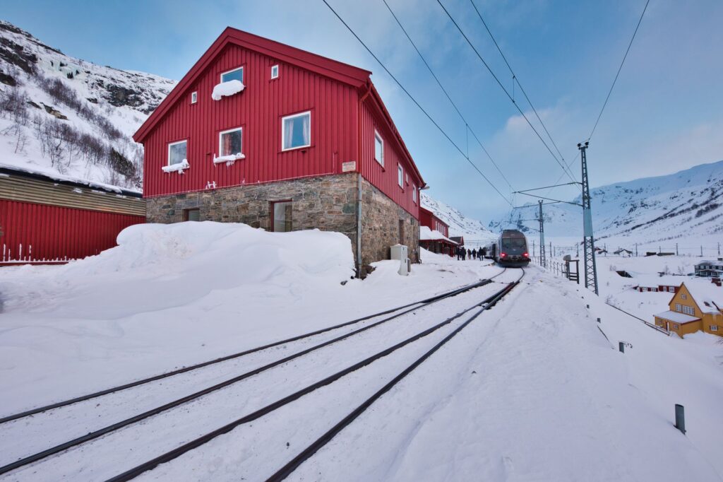 El latido secreto del ferrocarril de Bergen: ingeniería ferroviaria y el pulso vertical de los fiordos noruegos