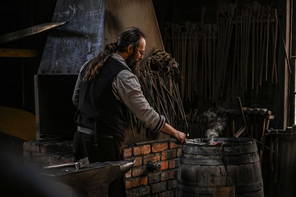 El latido de la forja artística: hierro, yunque y memoria en los talleres de Toledo