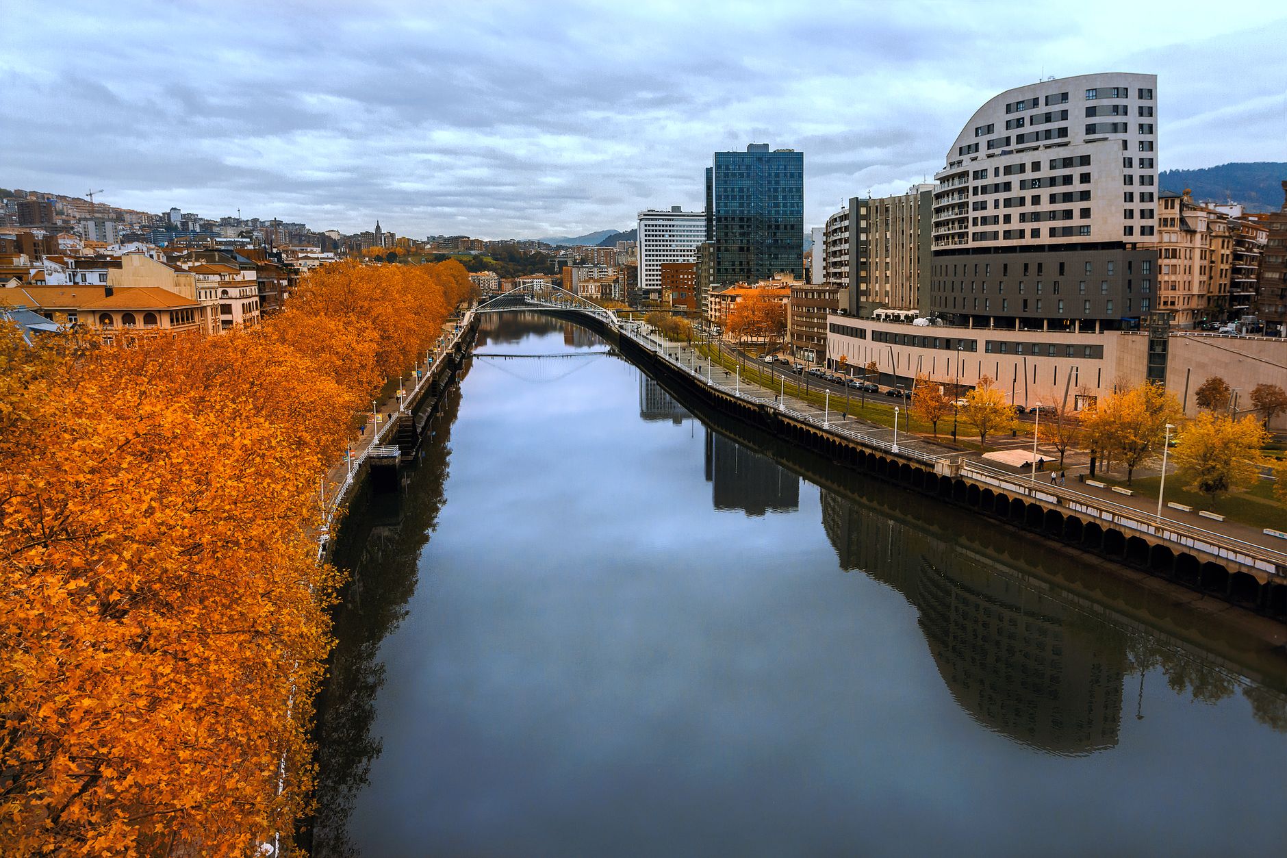 El latido costero de Oporto: Ingeniería de los puentes del Duero, arquitecturas de hierro y la conectividad fluvial del norte luso
