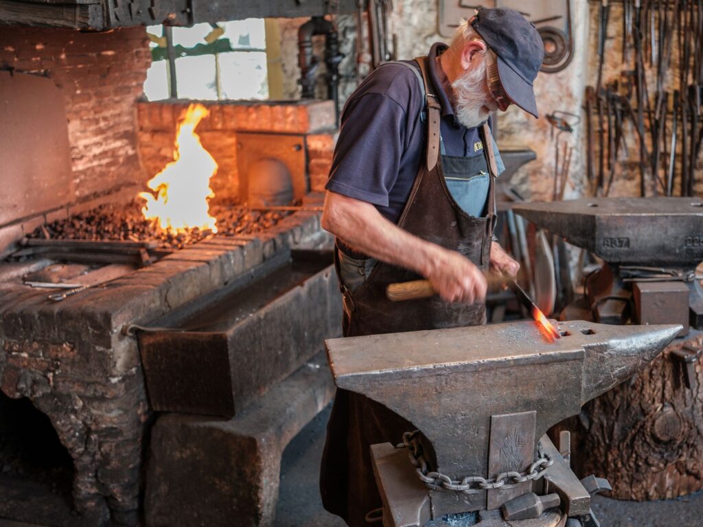 El Renacimiento de la Forja Artística: Hierro, Yunque y Memoria en los Talleres de Toledo