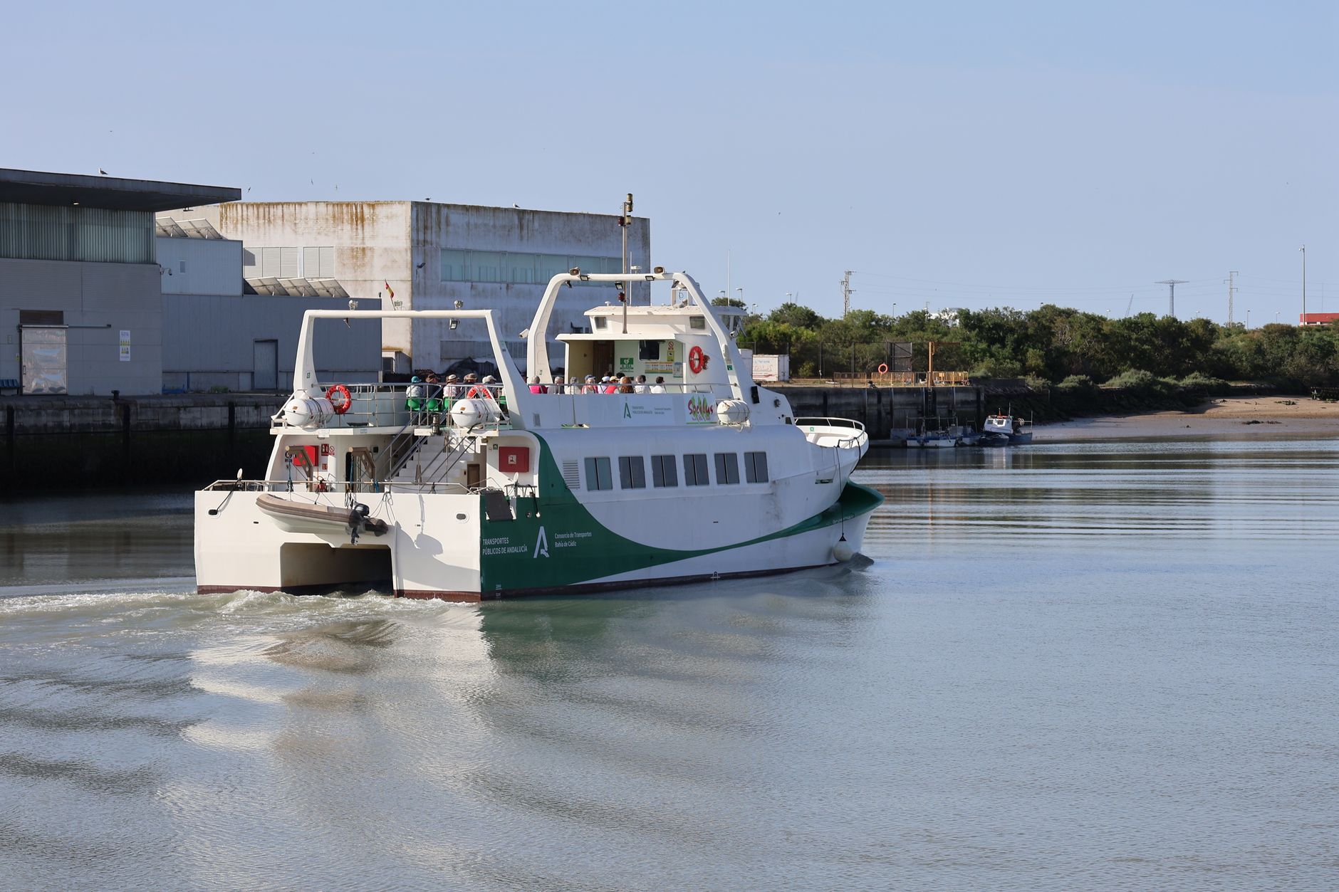 El laberinto de los estuarios mareales: cómo la electrificación fluvial y las vías verdes costeras transforman el transporte en la ría de Mundaka