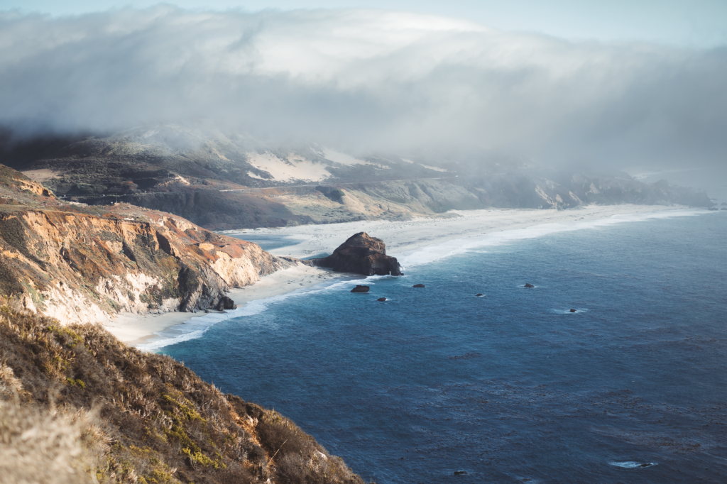 Pedalear por la Costa Norte de California: Entre Secoyas Gigantes, Playas Salvajes y el Renacimiento del Río Klamath