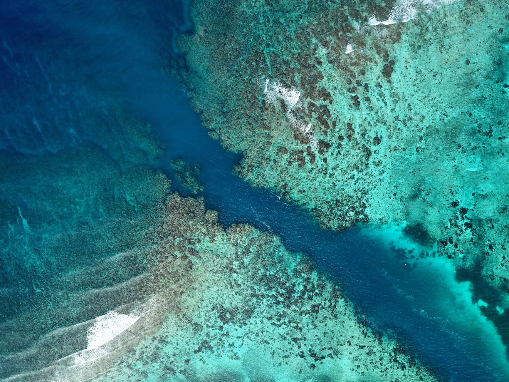 El latido intermodal de las islas de la Lealtad: Canales de coral, cabotaje de atolón y la frágil conectividad de Lifou y Maré