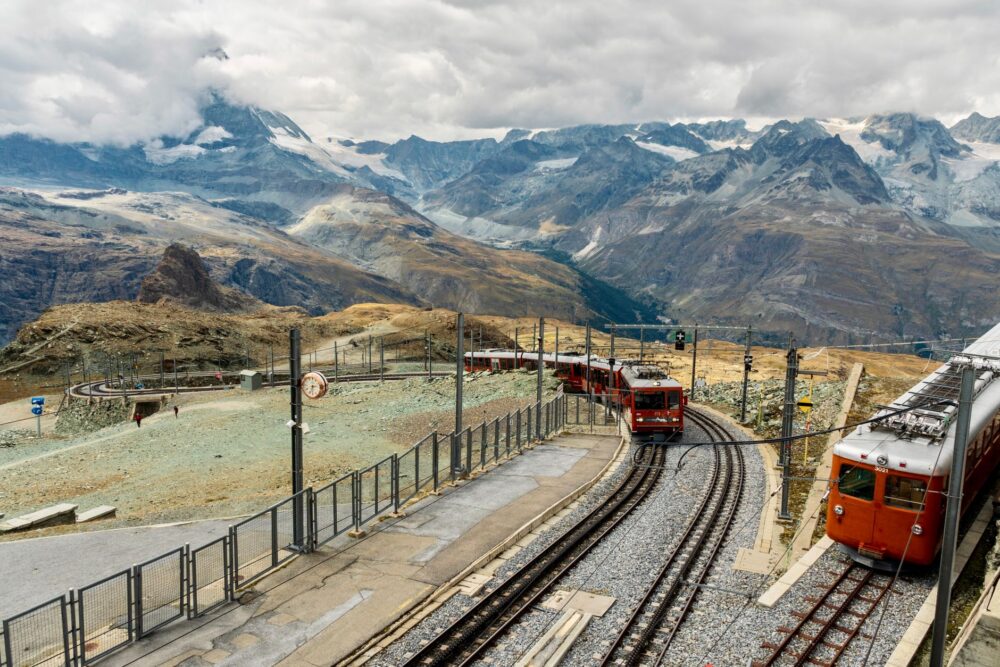 El laberinto de piedra y vapor: La odisea logística del tren cremallera de Zermatt al Gornergrat