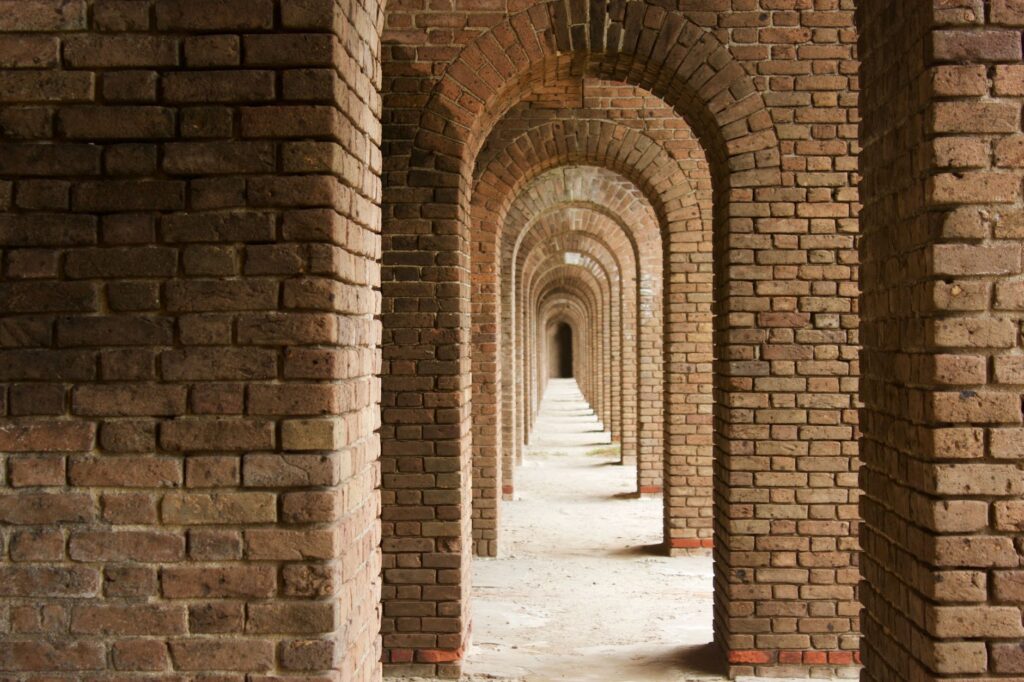 El Ferrocarril de la Costa de Yamansan: Ingeniería de acantilados, logística insular y conectividad ferroviaria histórica hacia el mar de Japón