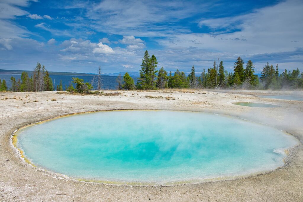 El silencio milenario de los baños de vapor de la Selva Negra: hidroterapia de coníferas y arquitectura de piedra en los valles de Baden