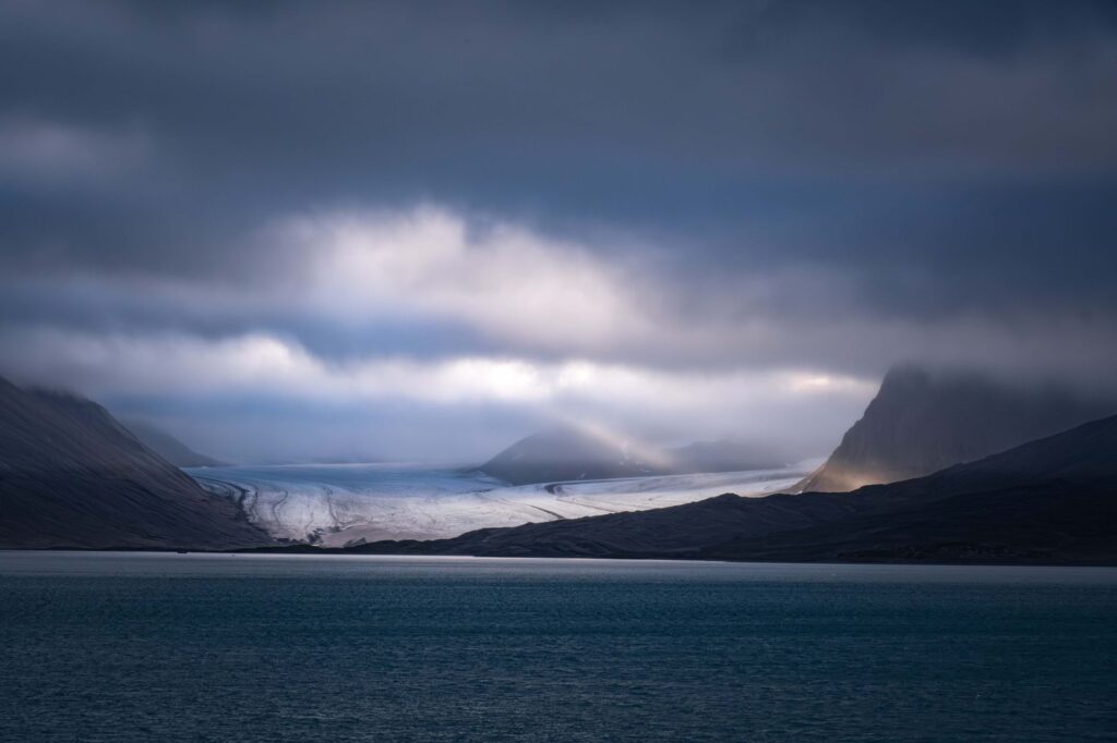 El laberinto aéreo del archipiélago de Svalbard: la compleja logística polar y la aviación de alta latitud en el confín ártico