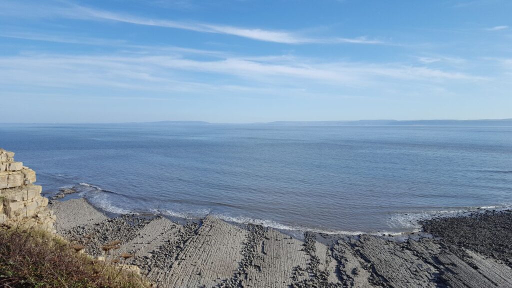 La Travesía del Sentero de la Costa Jurásica: Guía de Expedición y Senderismo por los Acantilados Fósiles de Dorset y Devon