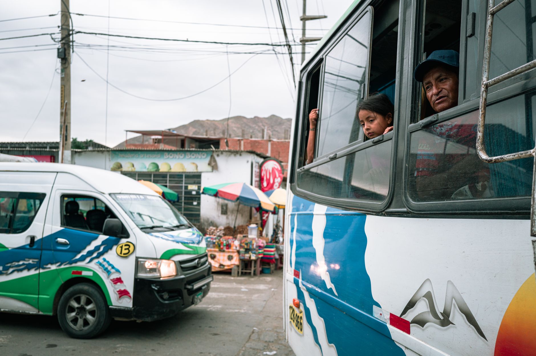 El laberinto de las lagunas altoandinas: cómo la conectividad solar y las rutas comunitarias transforman el transporte en la Reserva Nacional Salinas y Aguada Blanca