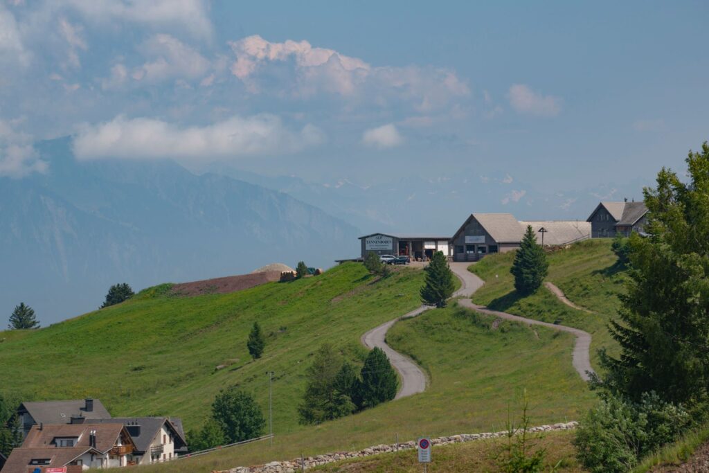 El latido eléctrico de los Alpes: cómo la movilidad blanda cohesiona las comunidades de montaña en Suiza