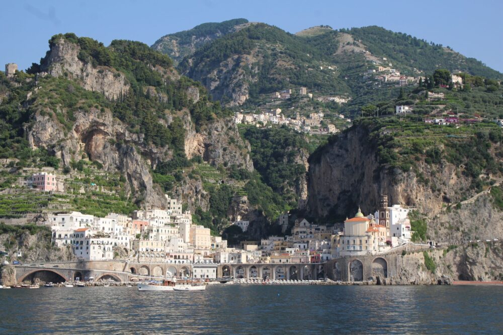 El latido del papel artesanal: tina, fibra y memoria en los obradores de Amalfi